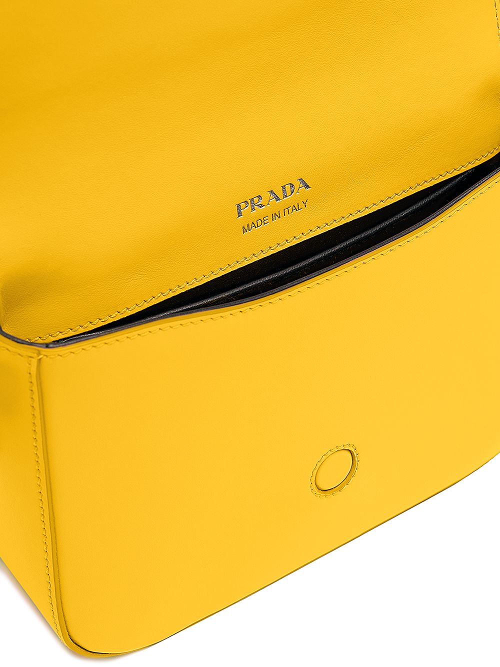 фото Prada сумка через плечо с металлическим логотипом
