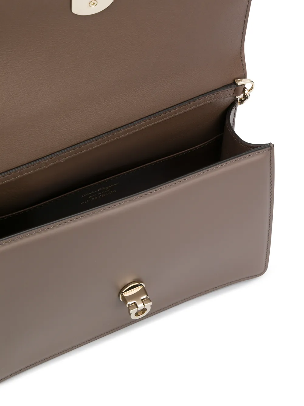 Ferragamo Schoudertas met slot Beige