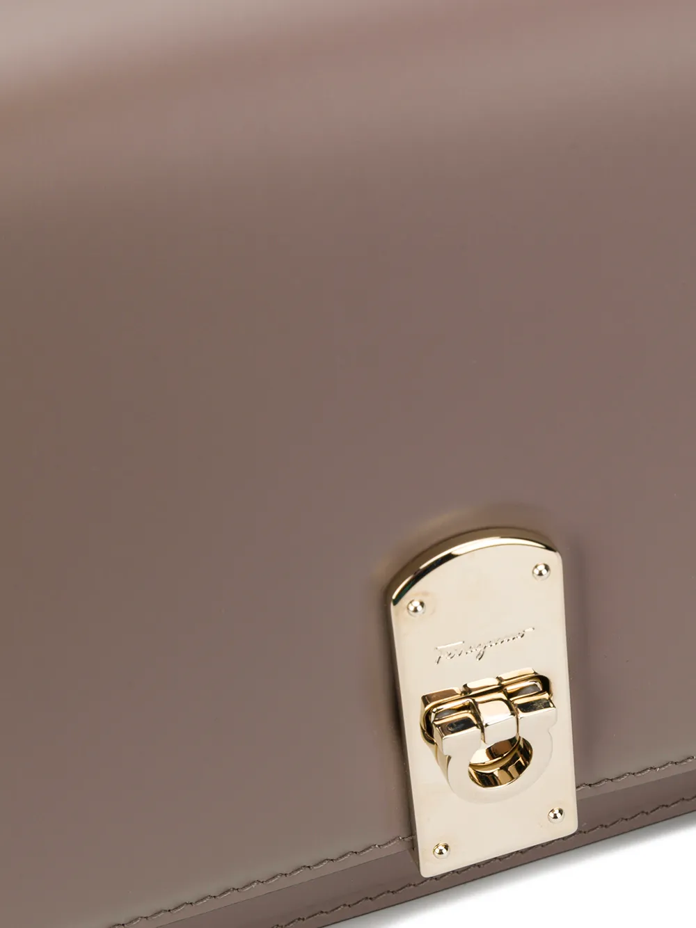 Ferragamo Schoudertas met slot Beige