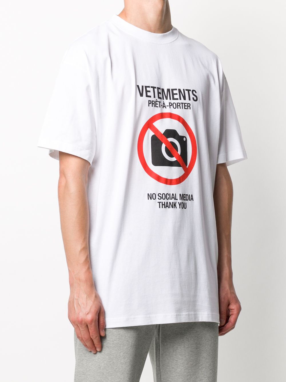 Vetements antisocial. Футболка ветментс. Vetements футболка Antisocial. Vetements no social Media футболка. Vetements футболка с фотоаппаратом.