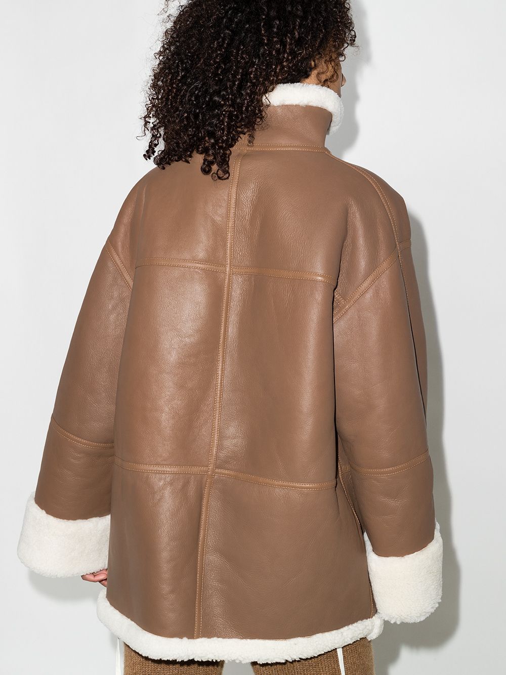 фото Totême menfi oversized shearling coat