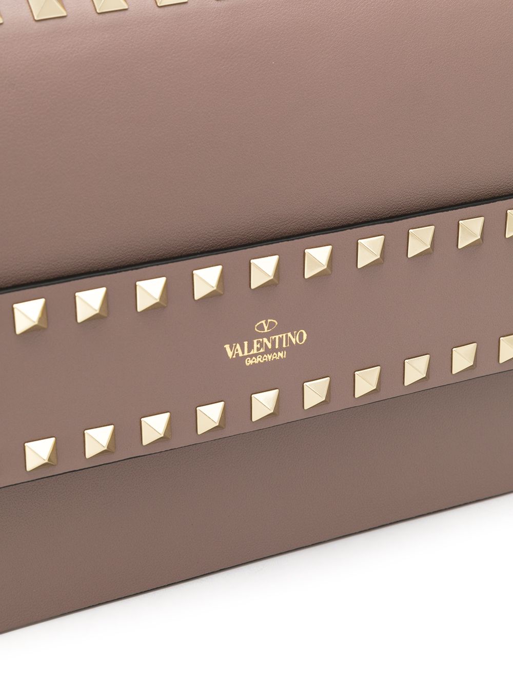 фото Valentino garavani rockstud front-strap clutch