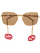 الصورة 1 من Gucci Eyewear نظارة شمسية بإطار مربع وأذرع على شكل سلسلة
