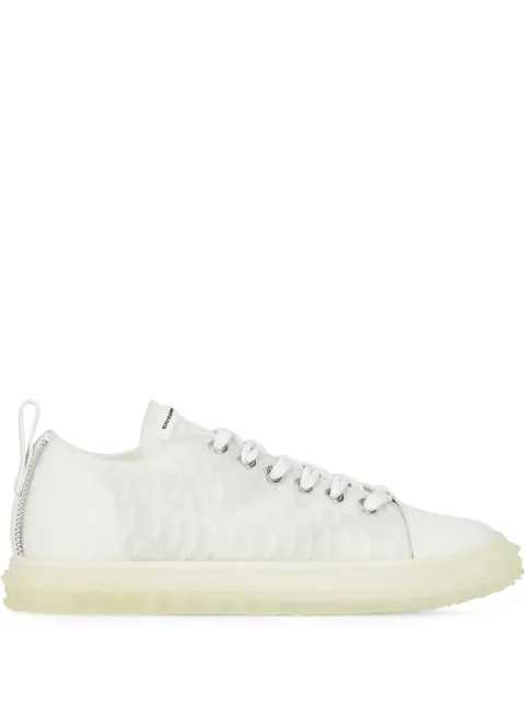 Giuseppe Zanotti на шнуровке