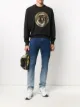 الصورة 2 من Versace Jeans Couture كنزة بشعار الماركة ميتاليك