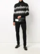 الصورة 2 من Saint Laurent كنزة منسوجة بنقش خطوط تجريدية