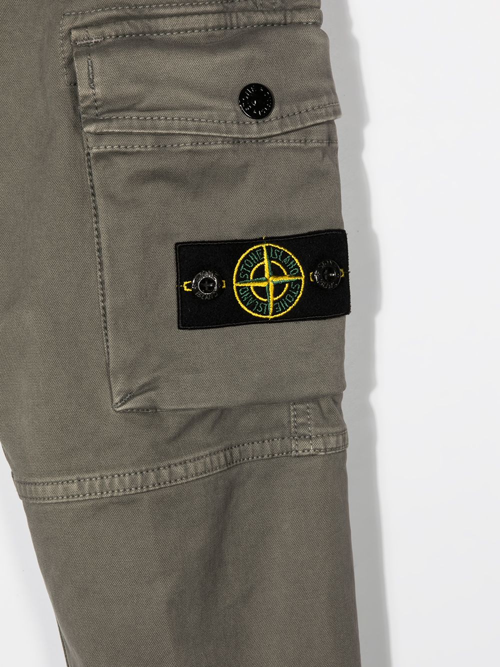 фото Stone island junior брюки карго кроя слим