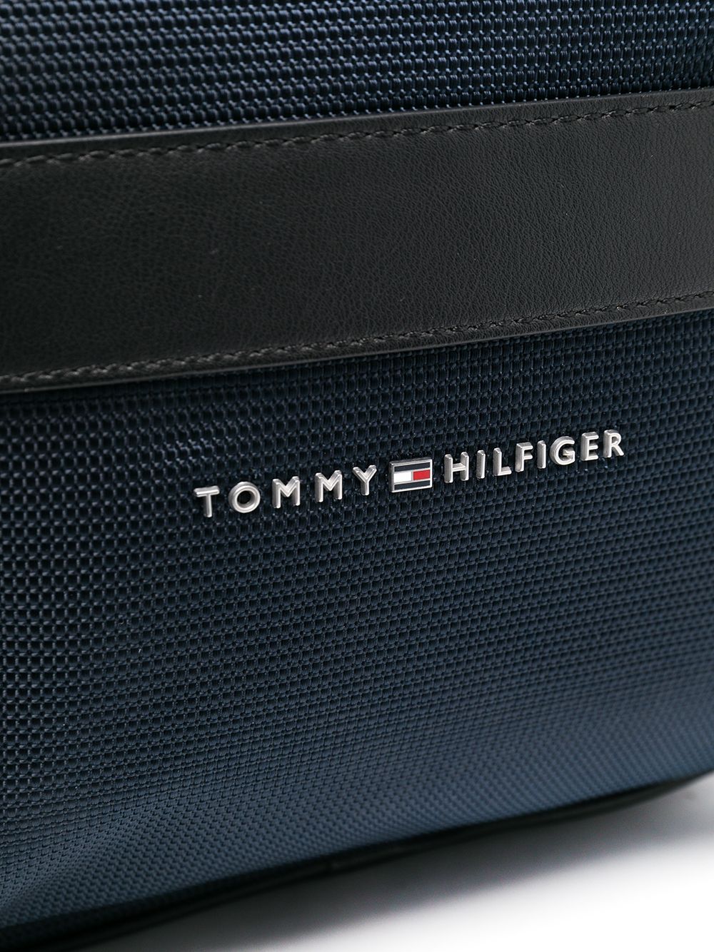 фото Tommy hilfiger рюкзак из переработанного полиэстера с карманами на молнии