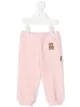 الصورة 1 من Moschino Kids بنطال رياضي مطرز بدمية دب