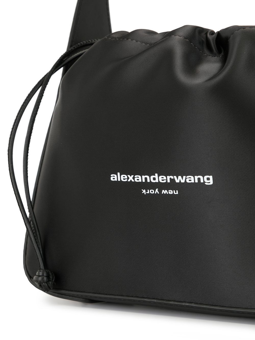 фото Alexander wang сумка на плечо ryan с логотипом