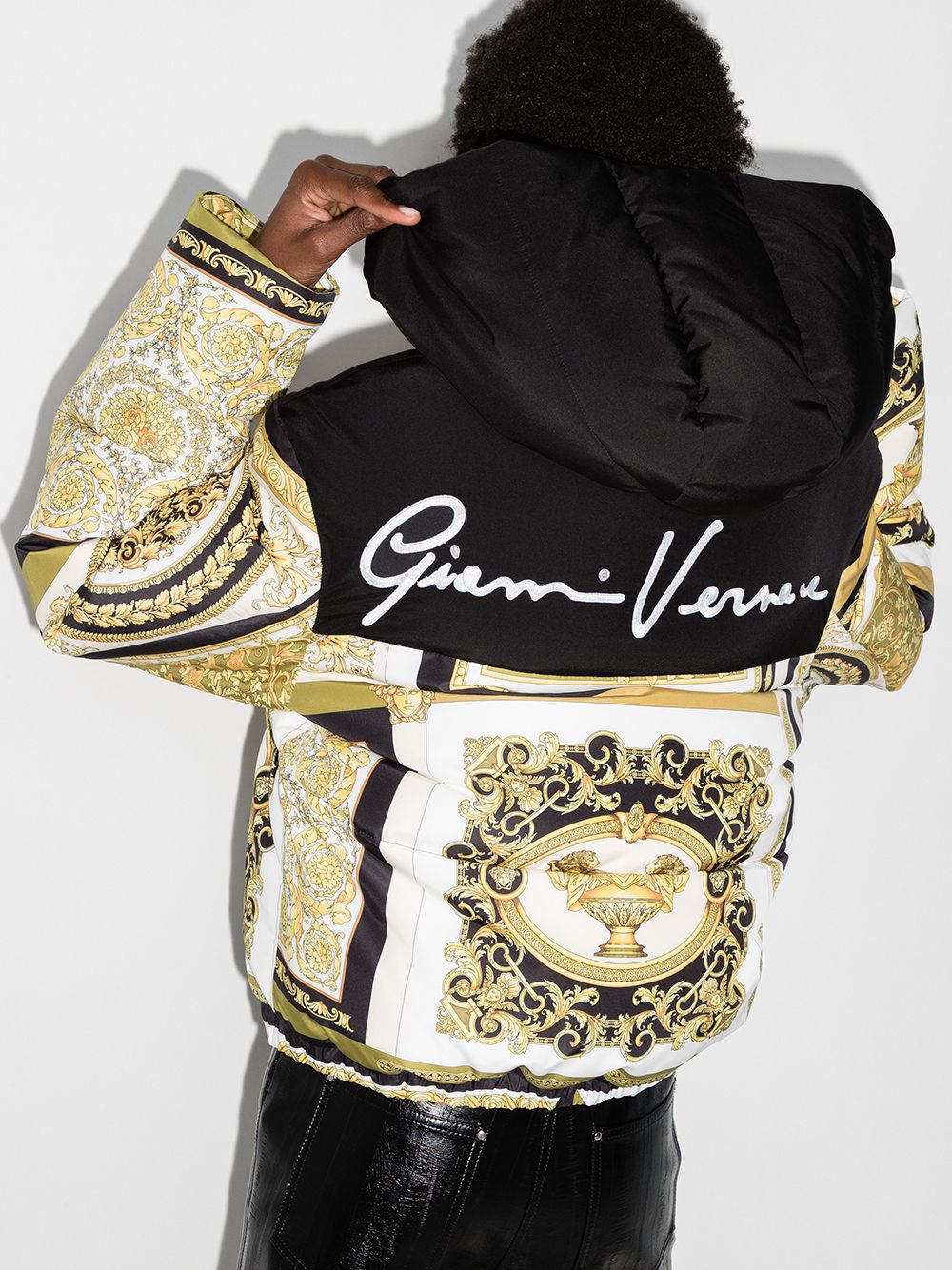 фото Versace пуховик с принтом baroque