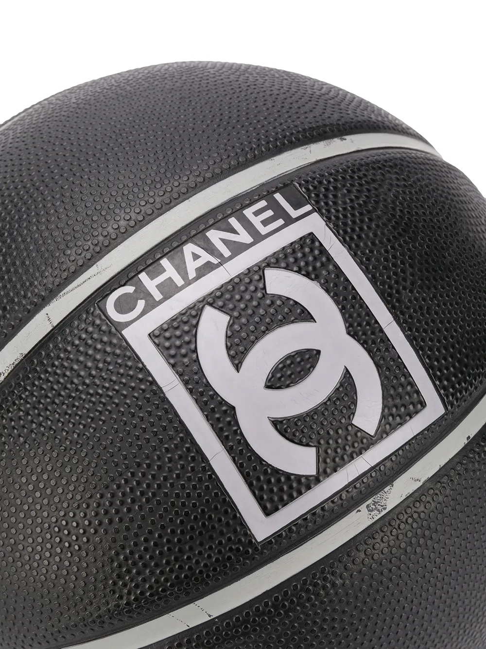 фото Chanel pre-owned баскетбольный мяч с логотипом cc