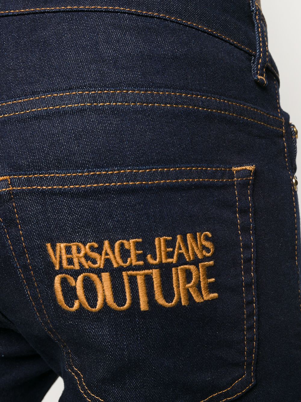 фото Versace jeans couture джинсы кроя слим с вышитым логотипом