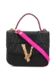 الصورة 1 من Versace شنطة عملية ببروش شعار الماركة