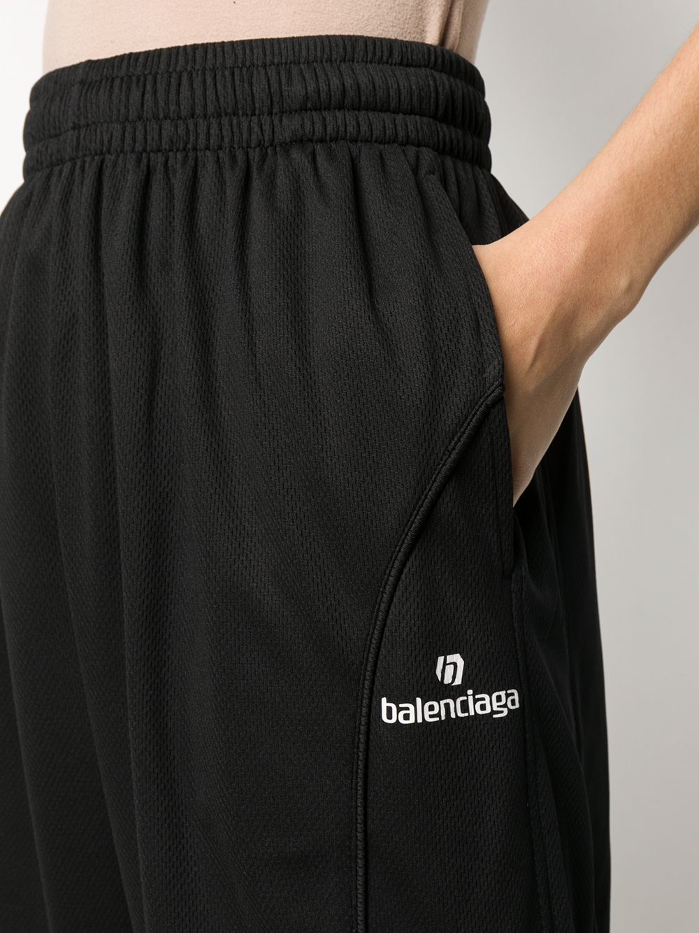 фото Balenciaga спортивные брюки с вышитым логотипом