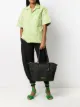 الصورة 2 من Moschino شنطة عملية ببروش شعار الماركة