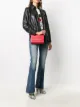 الصورة 2 من Love Moschino شنطة كروس ببروش شعار الماركة