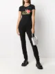 الصورة 2 من Love Moschino تيشيرت بطبعة شعار الماركة