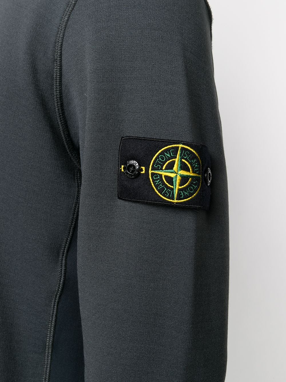 Как пришить стоник. Нашивка стон Айленд. Стоун Айленд нашивка. Stone Island нашивка на рукаве. Стон Айленд нашивка худи черный.