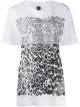 الصورة 1 من adidas by Stella McCartney تيشيرت بطبعة جلد الفهد