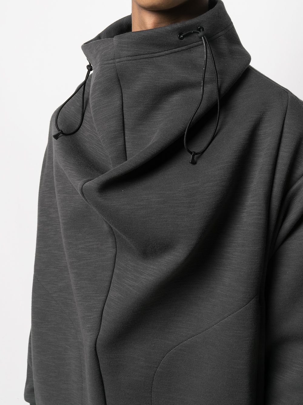 фото Niløs curve-seam funnel neck sweatshirt