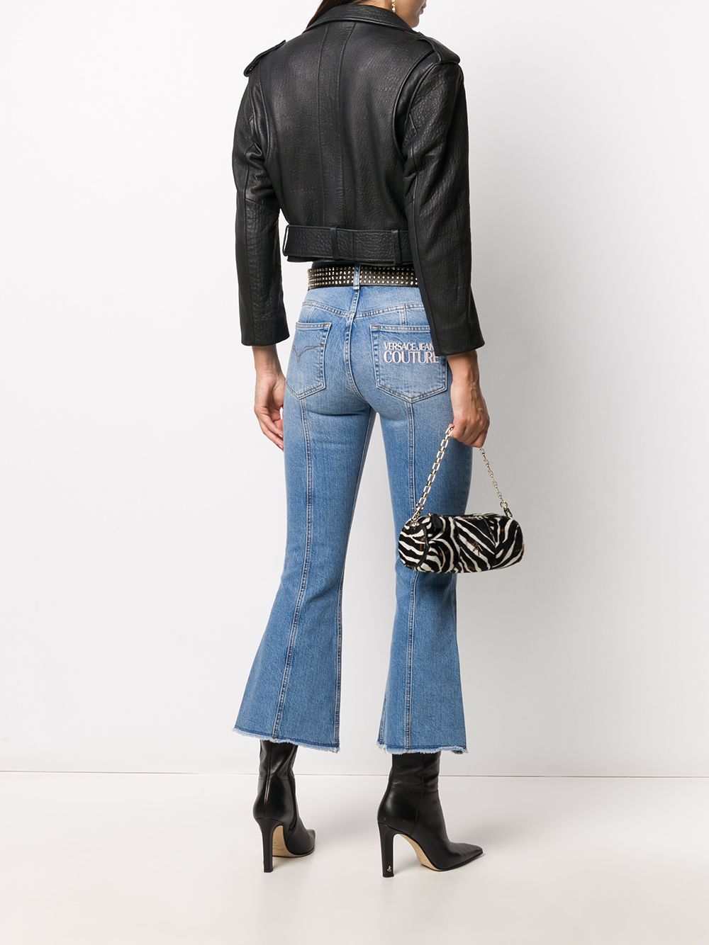 фото Versace jeans couture укороченные джинсы с вышитым логотипом
