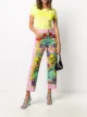 الصورة 2 من Versace Jeans Couture جينز بقصة مستقيمة وطبعة الباروك