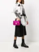 الصورة 2 من RedValentino شنطة كروس لامعة بكرانيش
