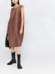 الصورة 2 من Issey Miyake فستان بكسرات غير متساوي الأطوال