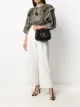 الصورة 2 من Elisabetta Franchi شنطة كتف ببروش شعار الماركة