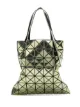 الصورة 1 من Bao Bao Issey Miyake شنطة عملية بطبعة هندسية