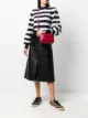 الصورة 2 من RedValentino شنطة كروس بطبعة شعار الماركة