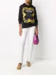 الصورة 2 من Versace Jeans Couture سويت شيرت بطبعة شعار الماركة