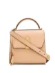 الصورة 1 من Salvatore Ferragamo شنطة عملية بتصميم مربع وبروش شعار الماركة