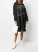 الصورة 2 من MM6 Maison Margiela شويت شيرت طويل بطبعة جرافيك