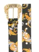 الصورة 2 من Versace Jeans Couture حزام بمشبك بطبعة الباروك