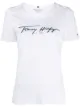 الصورة 1 من Tommy Hilfiger تيشيرت بطبعة توقيع شعار الماركة