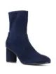 الصورة 2 من Stuart Weitzman بوت كاحل شمواه 'مارغو'
