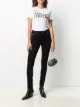الصورة 2 من Versace Jeans Couture تيشيرت بطبعة الباروك وشعار الماركة
