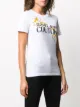 Versace Jeans Couture تيشيرت بطبعة الباروك وشعار الماركة