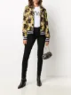 الصورة 2 من Versace Jeans Couture هودي بطبعة الباروك وشعار الماركة