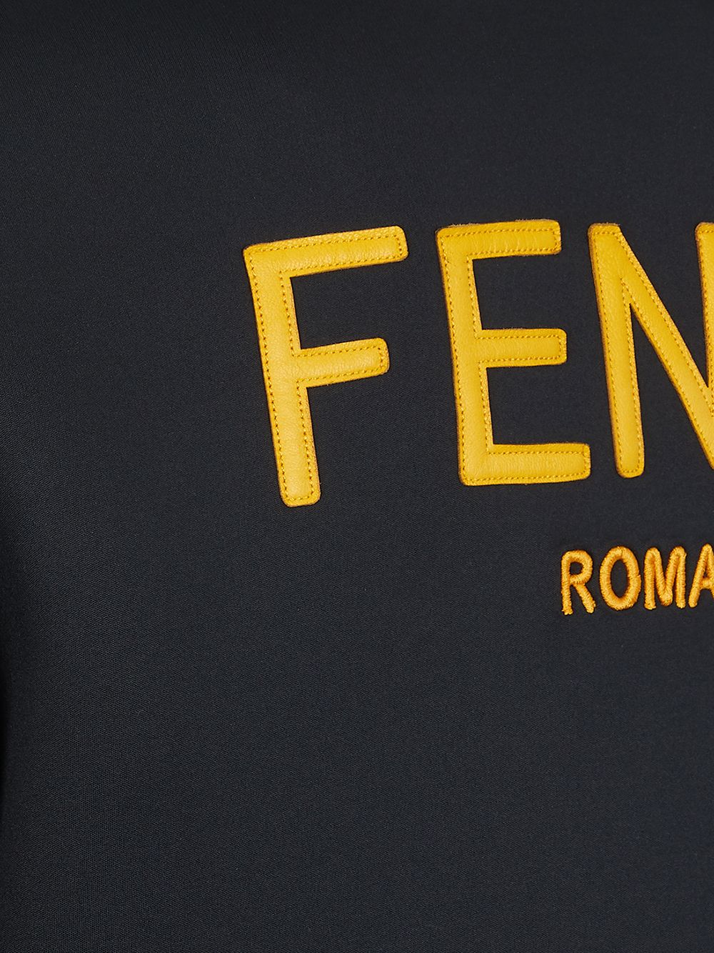 фото Fendi бомбер с логотипом