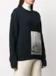 Jil Sander كنزة برقبة مستديرة وزينة شارة