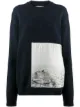 الصورة 1 من Jil Sander كنزة برقبة مستديرة وزينة شارة