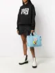 الصورة 2 من Marc Jacobs شنطة عملية بطبعة I Hate Art