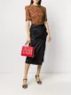 الصورة 2 من Dolce & Gabbana شنطة عملية ببروش شعار الماركة