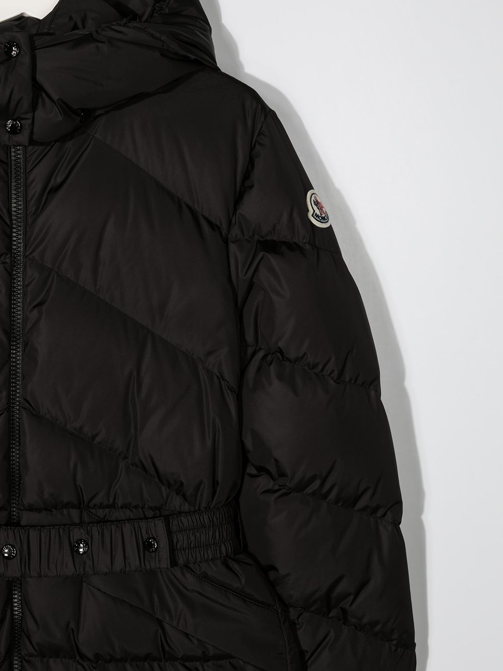 фото Moncler kids удлиненный пуховик