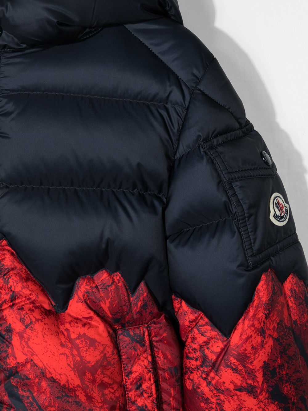 фото Moncler kids пуховик с принтом