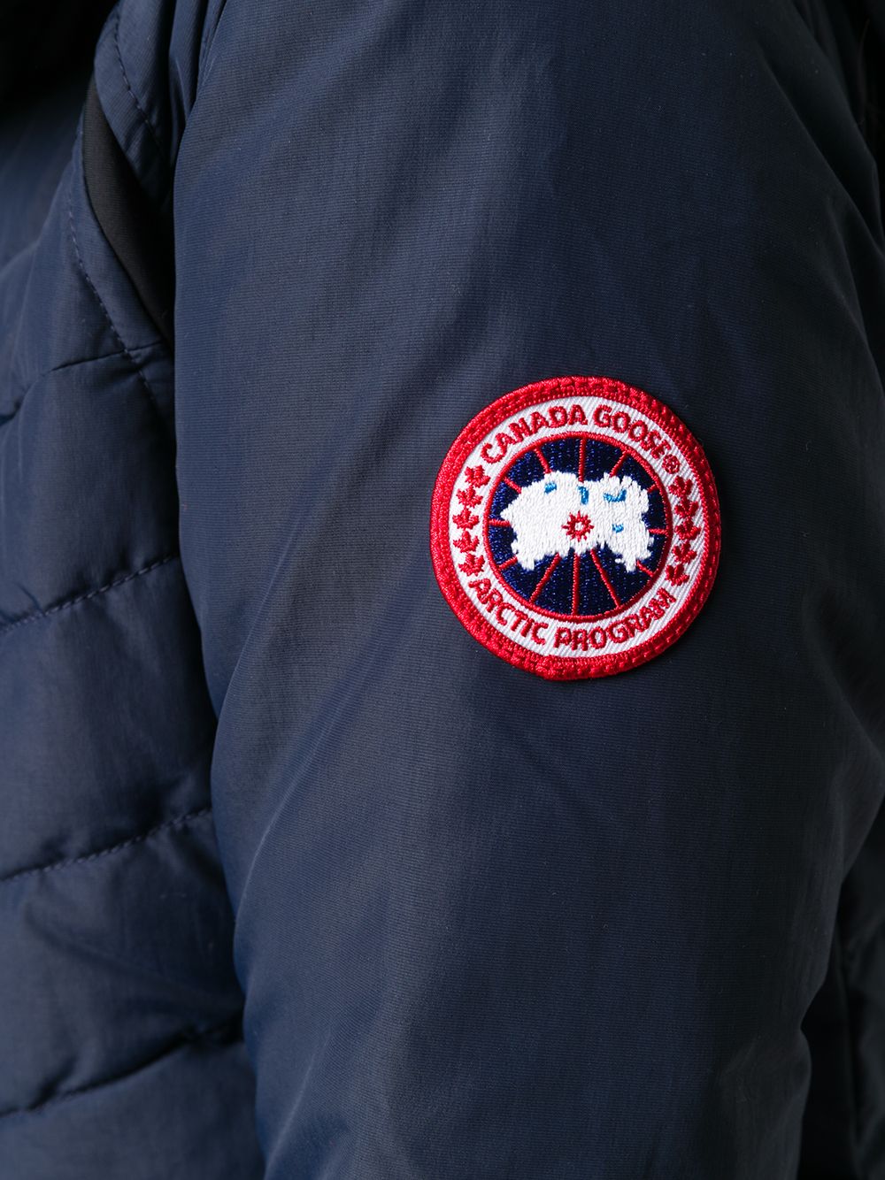 фото Canada goose пуховик с логотипом на рукаве