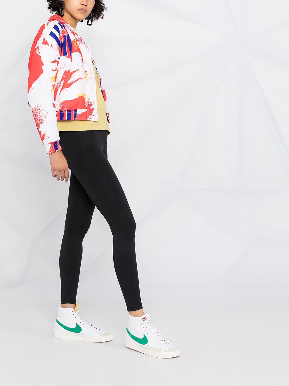 фото Nike укороченная куртка с абстрактным принтом
